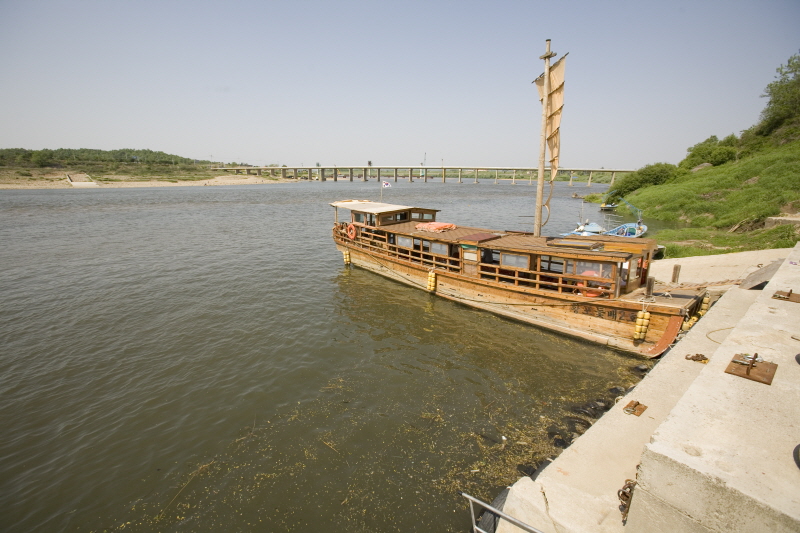 운행중인 황포돛배