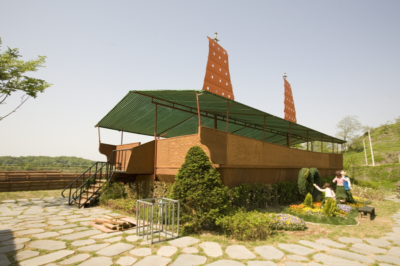 복원된 황포돛배