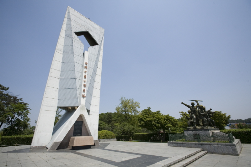 희생된 전사들을 추모하는 탑