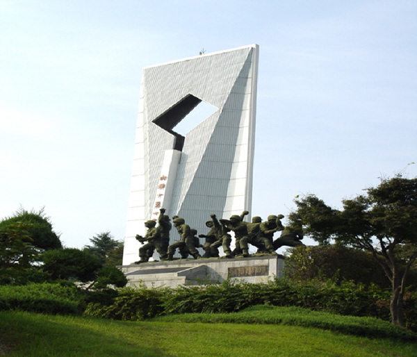 육탄십용사 충용탑