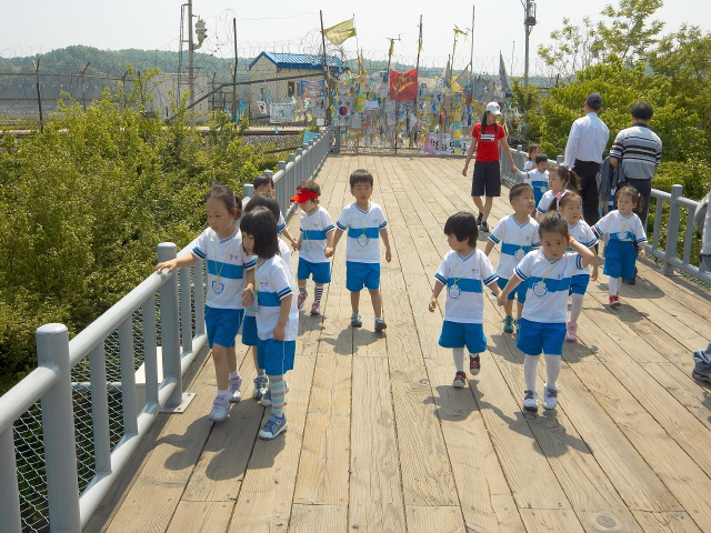 자유의 다리를 관람하는 아이들 1