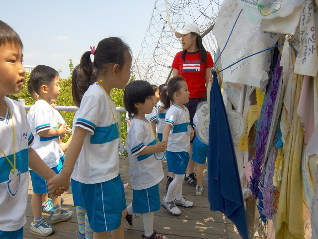 자유의 다리를 관람하는 아이들 2