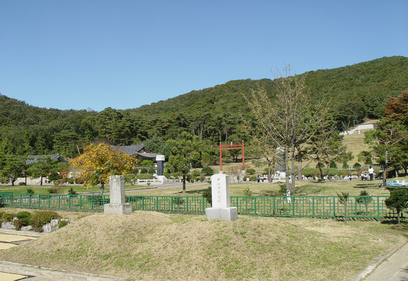 윤관장군묘 전경