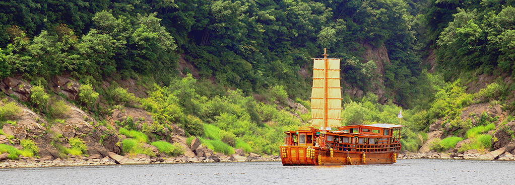 황포돛배 황포돛배 - 임진강의 숨겨진 비경과 일반인이 쉽게 접할 수 없는 곳을 관람할 수 있는 뱃길 관광