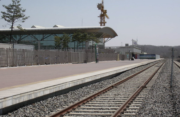 한반도 분단의 상징적 장소이면서 남북교류의 관문이라는 이중적인 역사의미도 아울러 내포