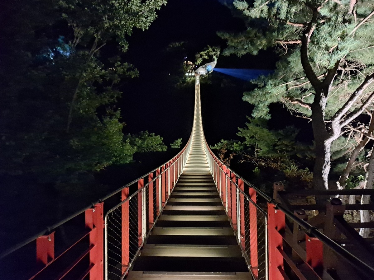 미지의 세계로 들어가는 듯한 느낌을 주는 ‘금빛 출렁다리’