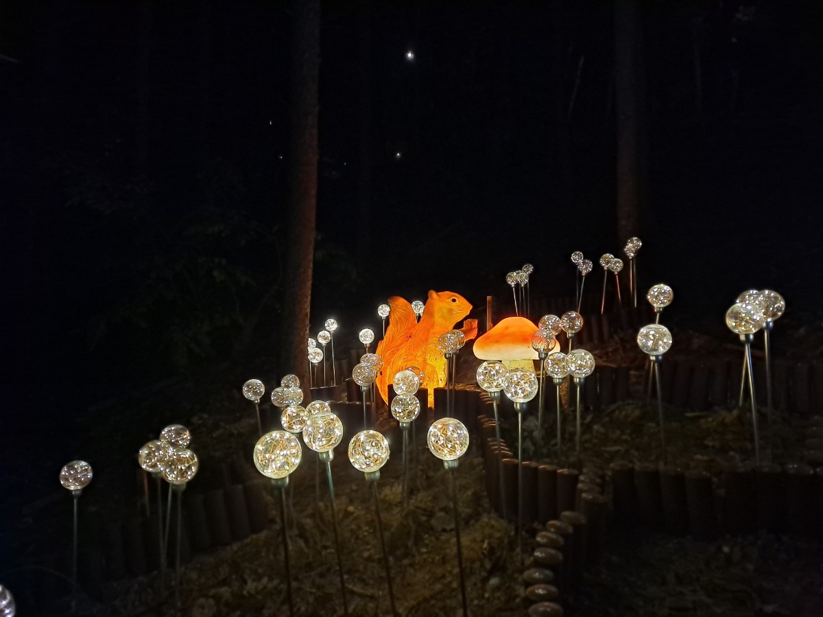 따스한 불빛의 다람쥐 조형물