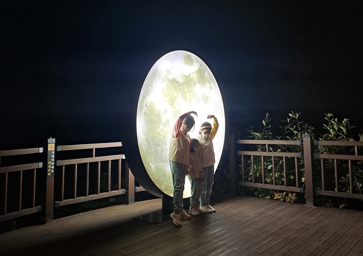 ‘달빛 풍류’에서 사진을 찍는 사람들