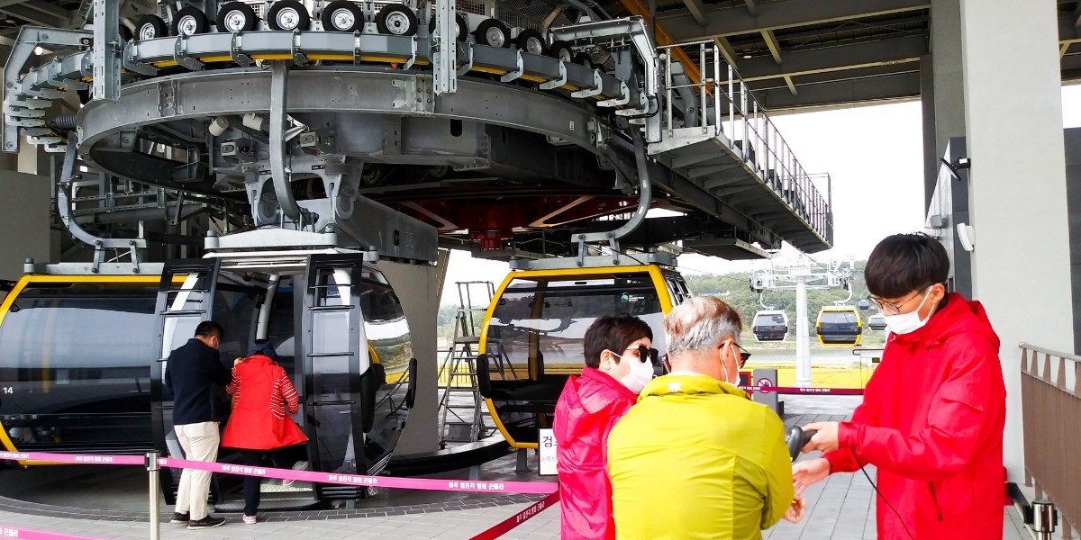 곤돌라 탑승 전 발열체크하는 모습