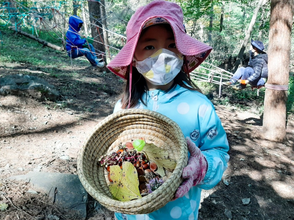 자신이 주운 것들을 자랑스럽게 보여 주는 아이