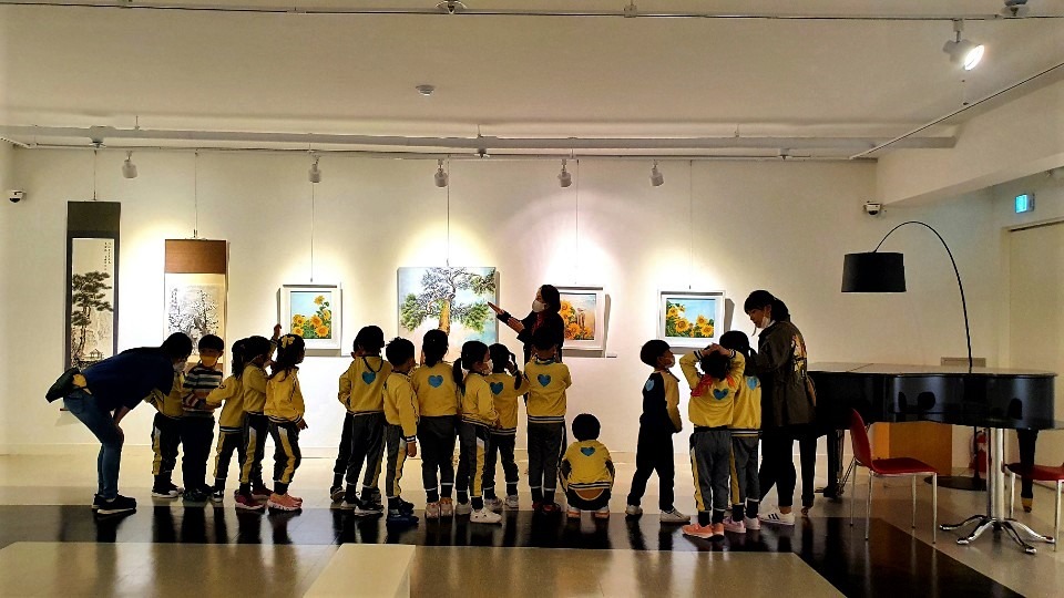 아트린뮤지엄 배일린 관장에게 작품 설명을 듣는 모습