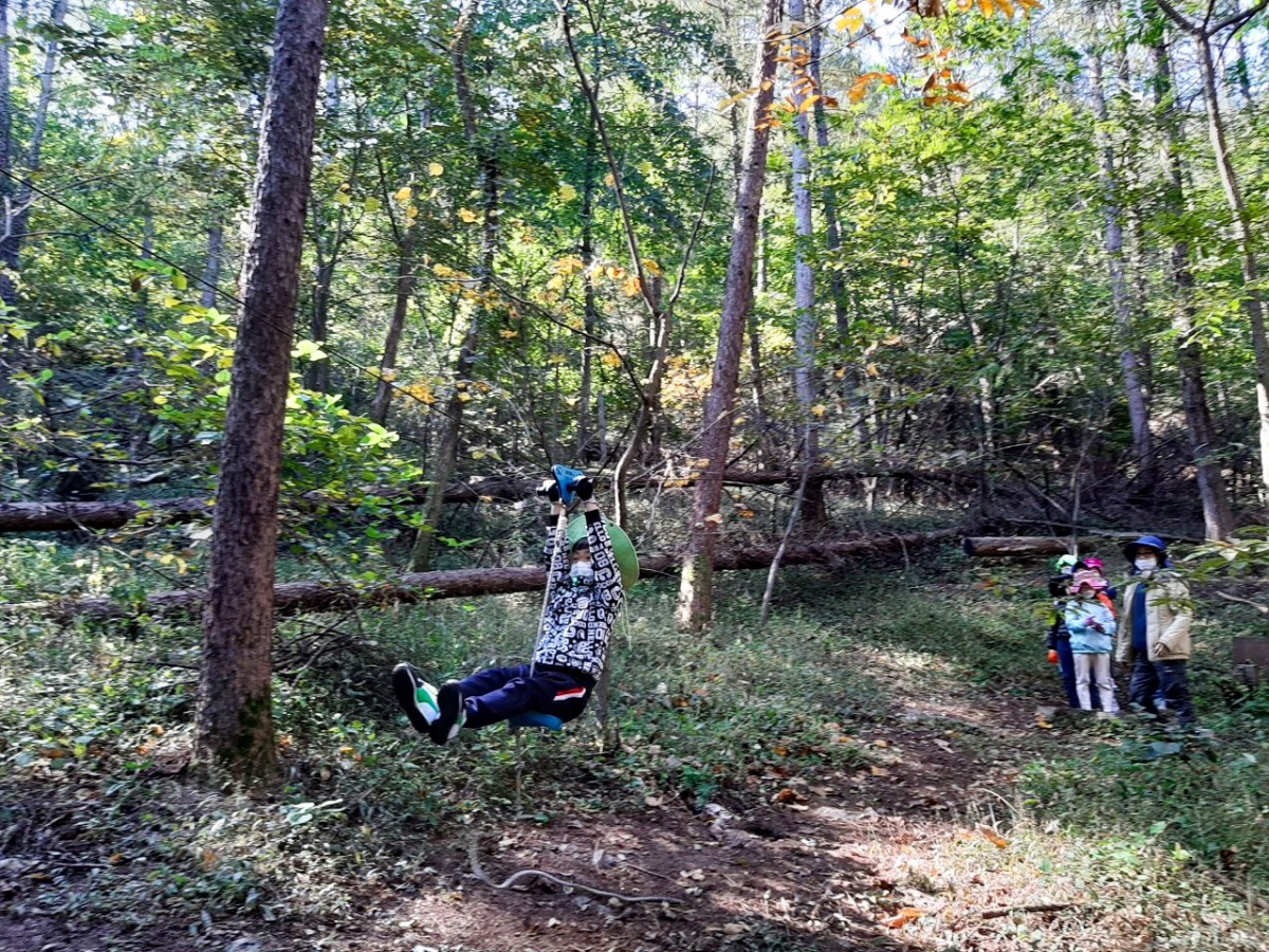 수동 짚라인을 타는 아이들