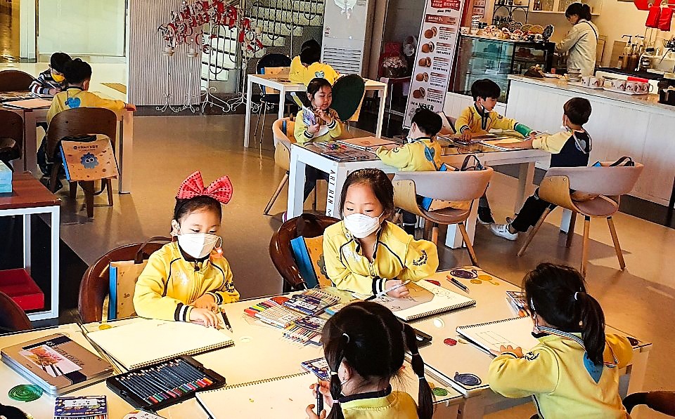 작품 관람 후에는 그림 그리기 체험을 하고 있다.