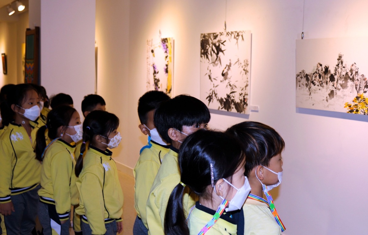 동양화를 감상하는 원아들