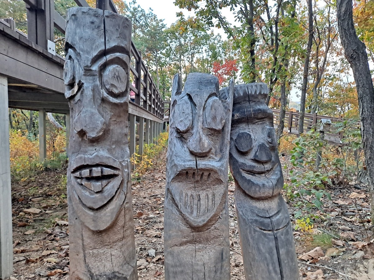 갈가에 있는 익살스런 표정의 장승들