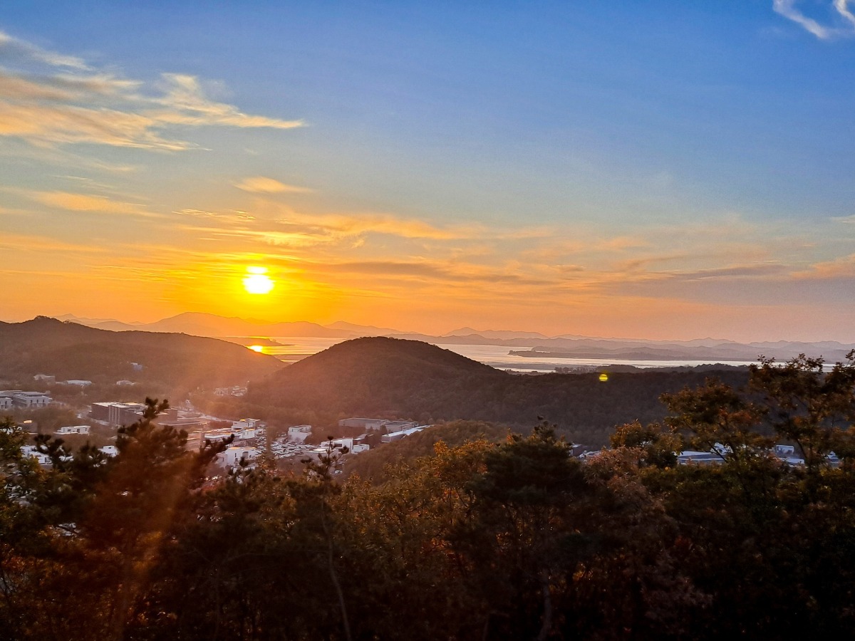 임진강 위로 멋지게 물든 노을이 장관을 이룬다.