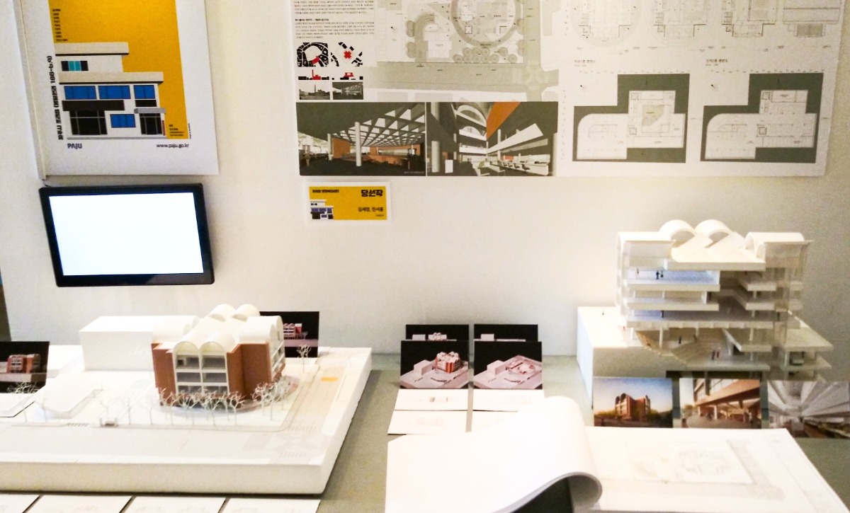 공공 건축물에 대한 의미를 알 수 있는 모형과 설명이 전시돼 있다.(2)