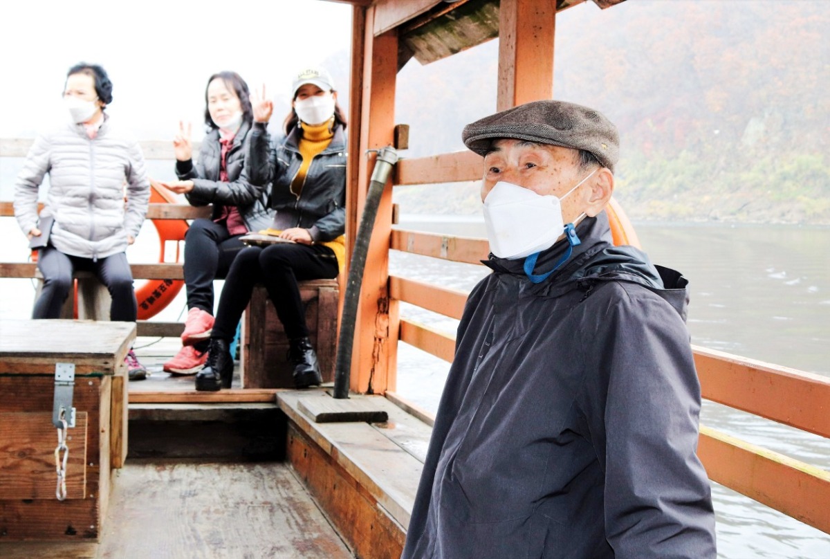  황포돛배에 오른 고영홍 어르신