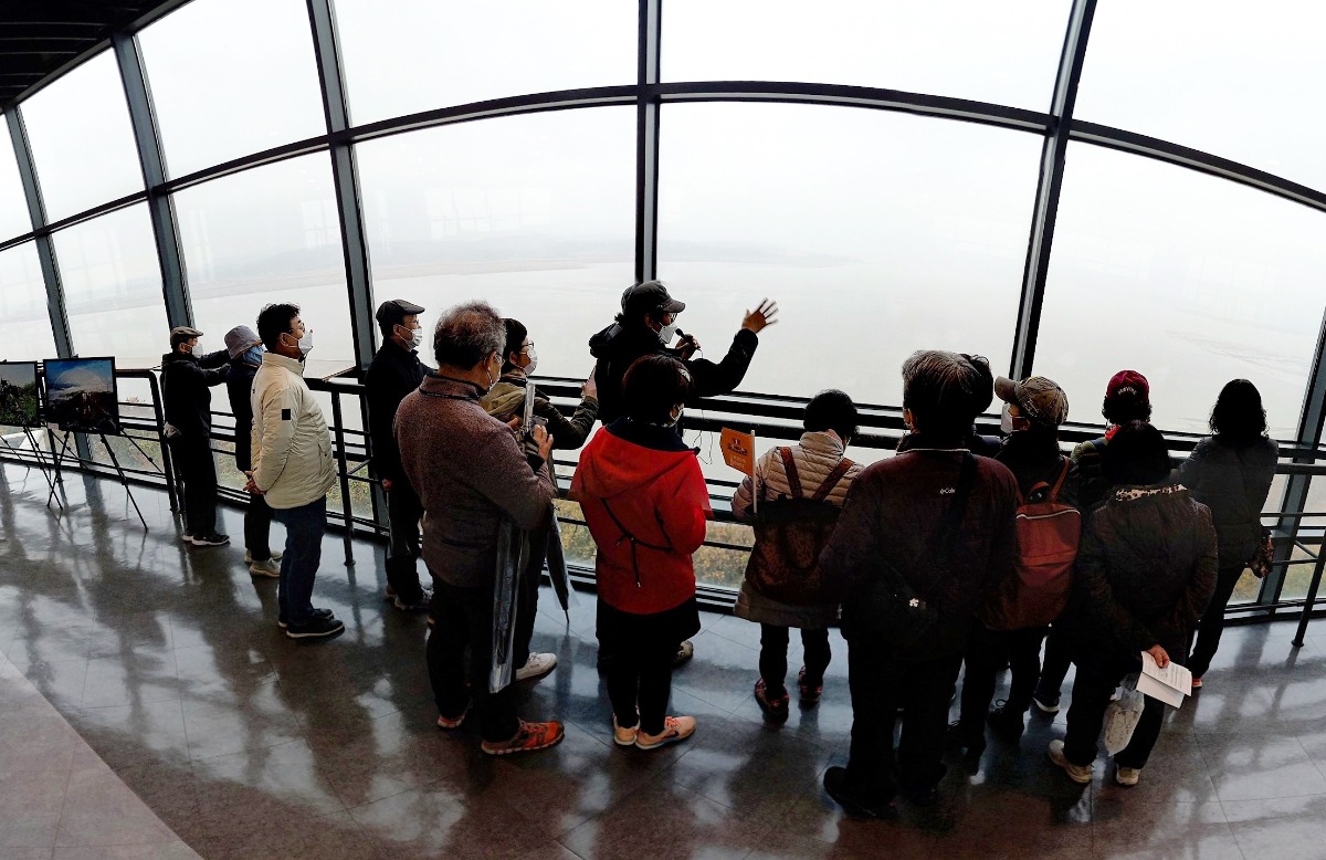 오두산 전망대에서 교하 지명에 대한 설명을 듣고 있다.