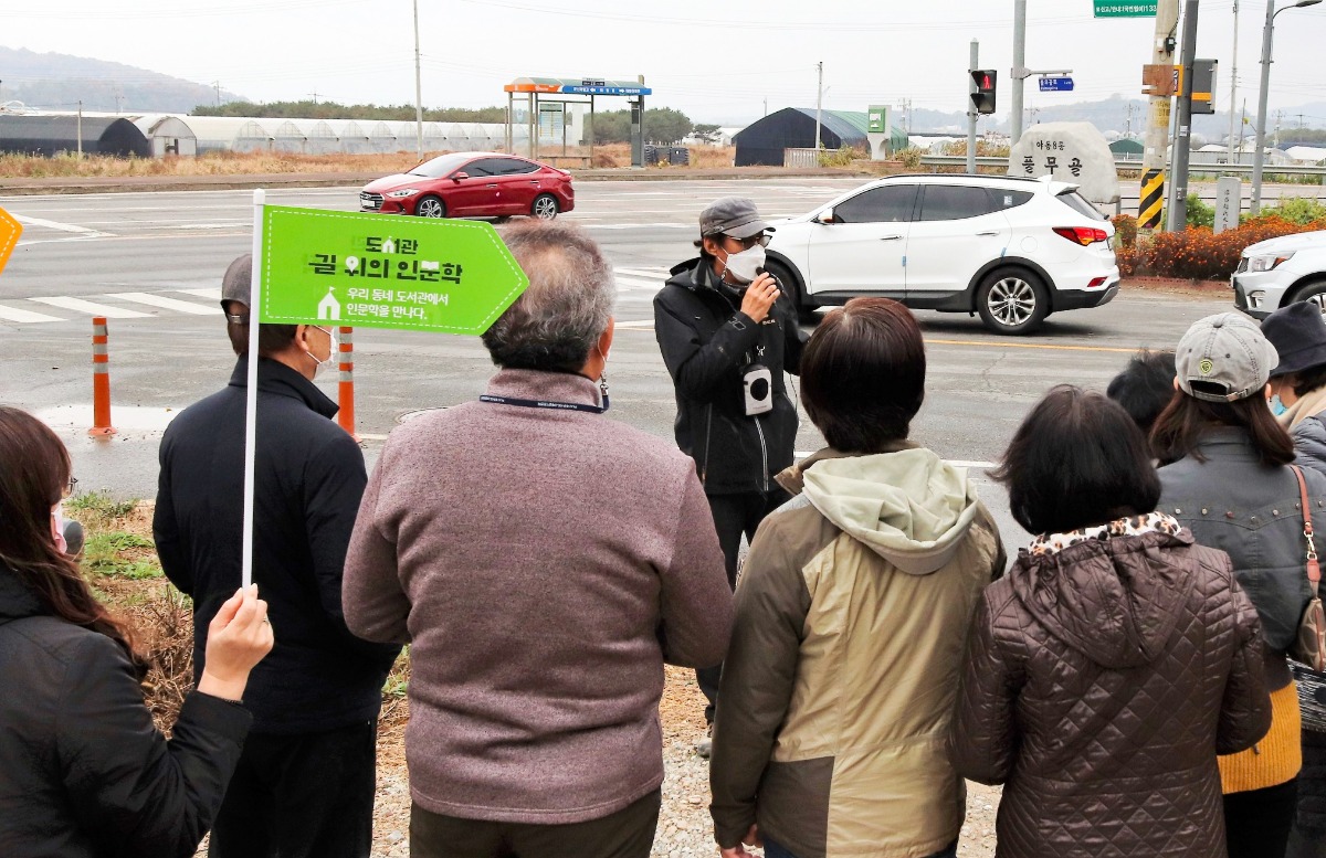 금촌 야동동에서 동네 이름(풀무골)에 대한 설명을 듣고 있다.