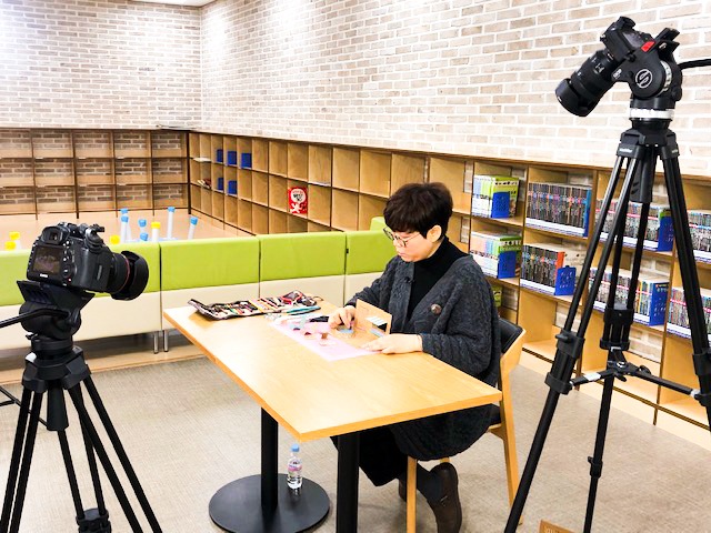 도서관 유튜브에 올릴 영상을 촬영하는 모습