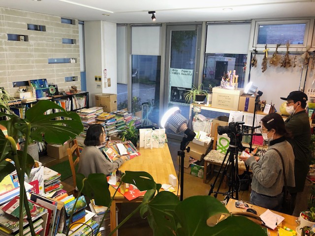 도서관 온라인 축제를 준비하는 직원들