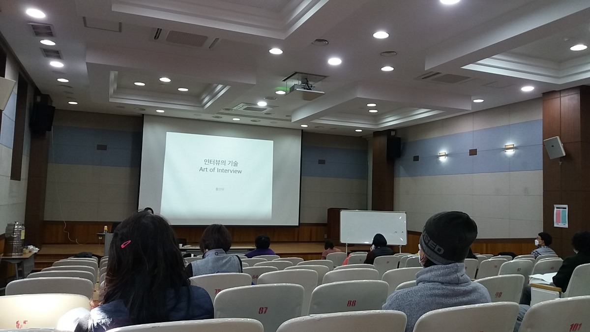 인터뷰 기술 강의를 하는 황선우 작가