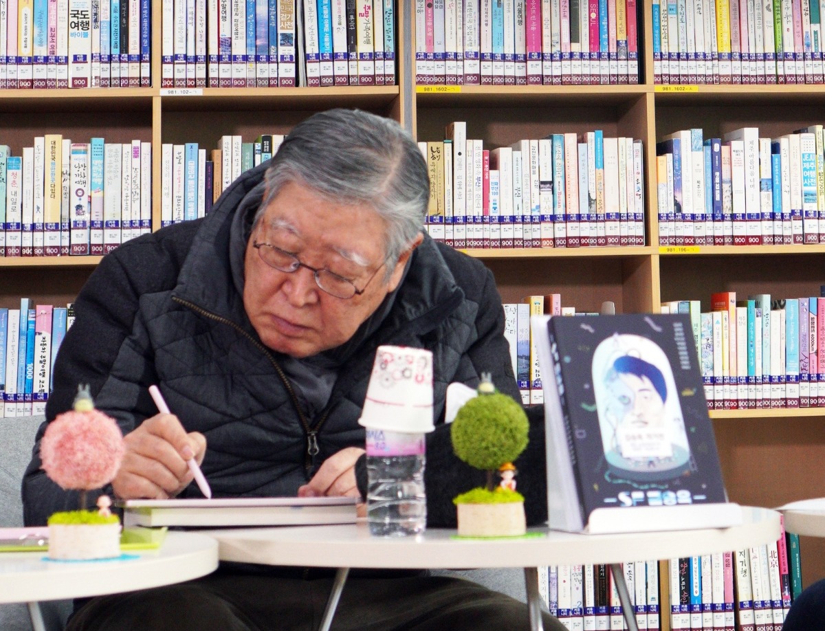 필담하고 있는 김승옥 작가
