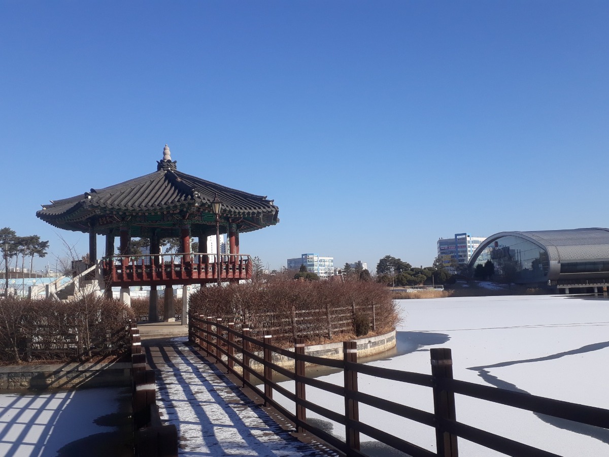 유비파크 앞의 정자