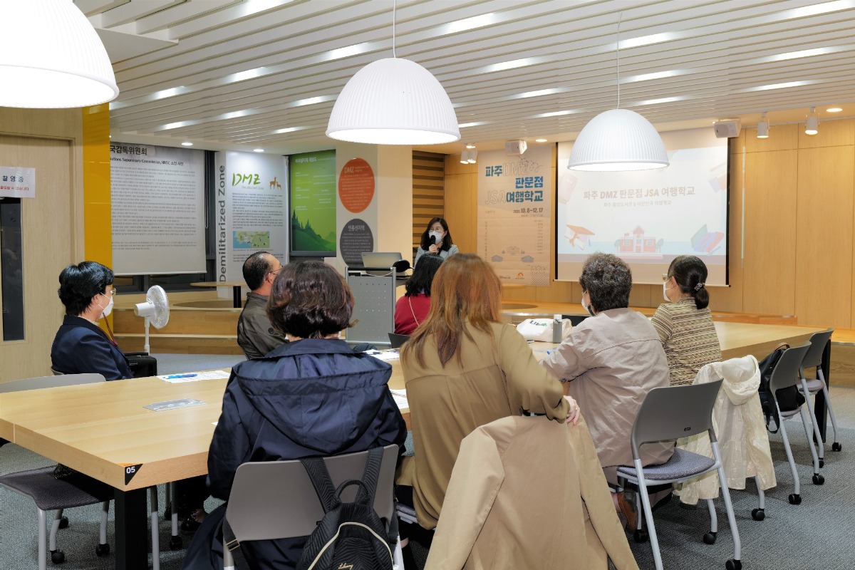 참가자들에게 여행학교 프로그램의 개설 취지를 밝히는 윤명희 관장