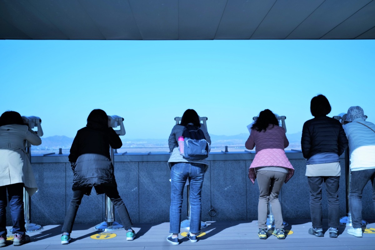 도라산전망대에서 북녘 땅을 바라보는 참가자들