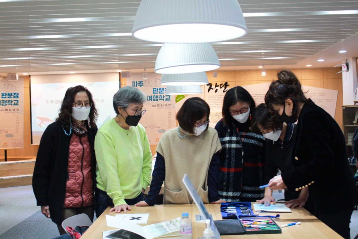 참가자들에게 드로잉 지도를 하는 베레카 강사