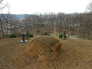 황정욱 묘역 후면