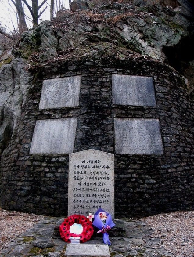 설마리 235고지에 세워진 추모비