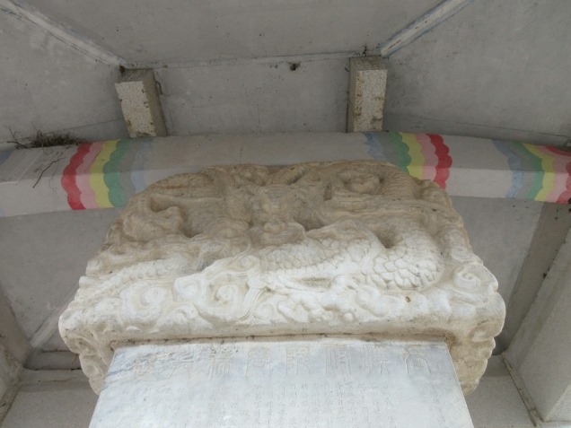 황정욱 신도비 이수 - 매우 섬세하게 조각되어 있음