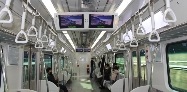 임진강역행 열차를 탄 승객들