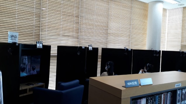 [영화를 감상 중인 시민들