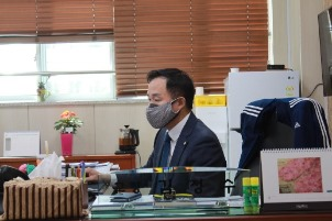 업무 중인 김정수 교장