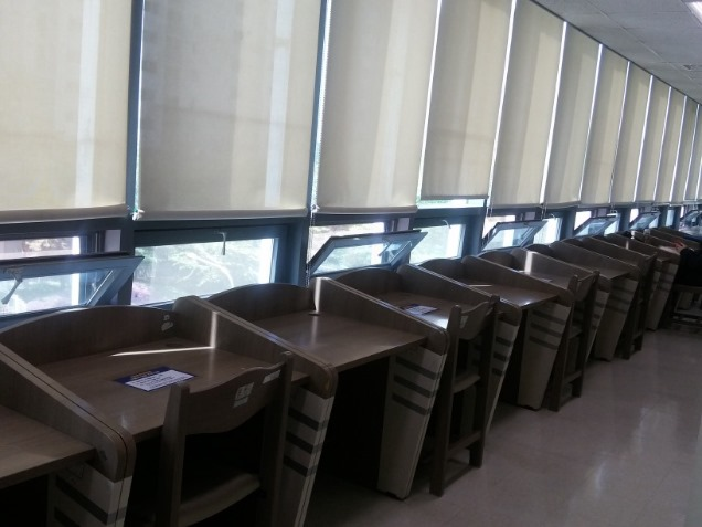 1인 좌석은 한 칸씩 띄어져 있고 환기를 위해 창문을 열어두었다