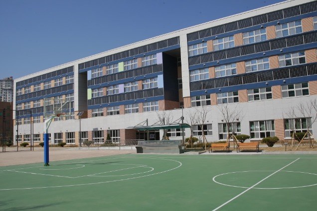 운정중학교 전경