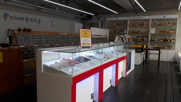 방문하실 때 마스크 착용은 필수