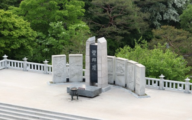 망배단 원경
