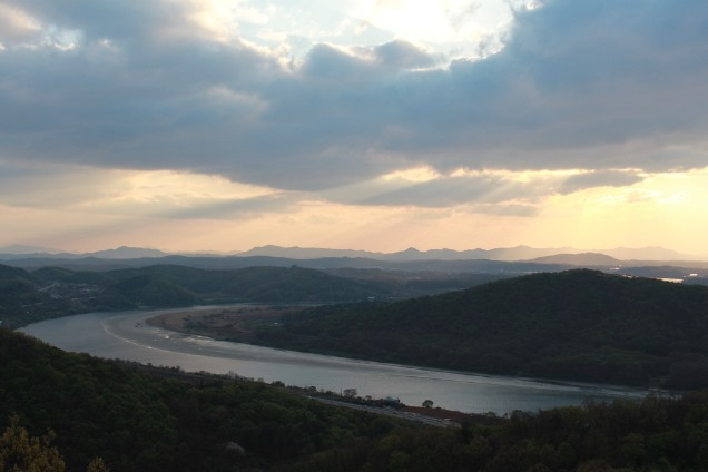 전망대에서 바라 본 임진강과 북녘하늘 - 맑은 날 가면 더 아름다운 노을 풍경을 볼 수 있다