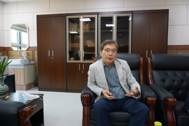 인터뷰 중인 운정중학교 이윤영 교장