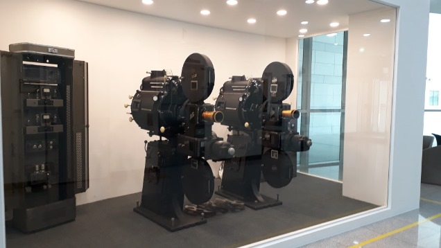 영상도서관에 전시되어 있는 영사기