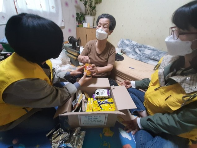 재가노인지원 대상자 어르신들이 코로나19로 인해 생각지도 못한 어려움에 이중고를 겪고 계신다