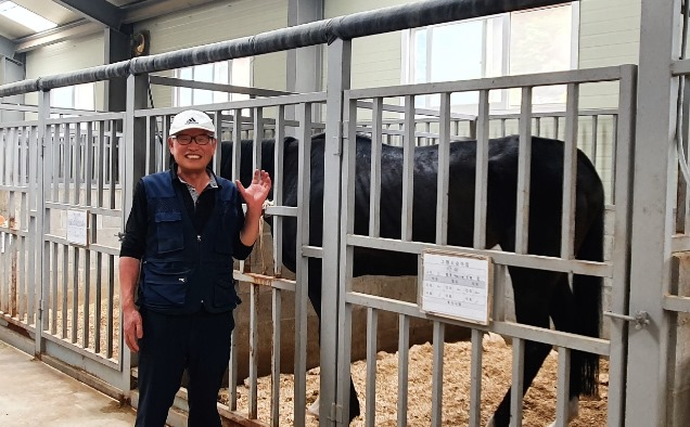 말들에 대해 설명 중인 목성균 이사장