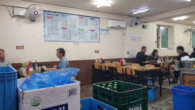 식당 손님들이 테이블 하나를 비워 간격을 두고 앉아있다