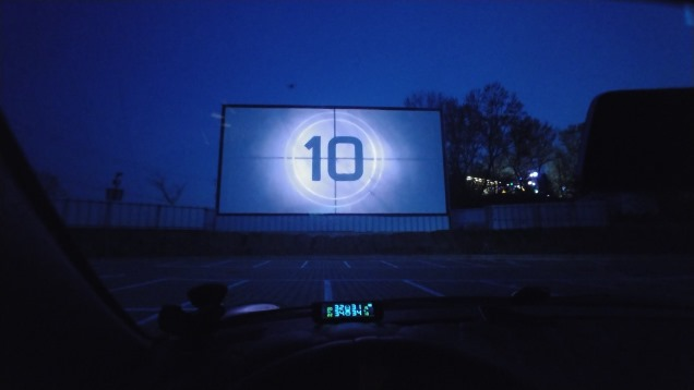 퍼스트가든 자동차극장에서 영화 상영이 시작되고 있다