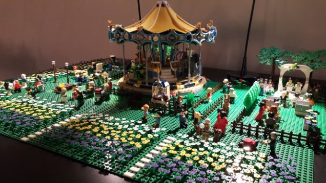 시공간을 여행하는 12개의 피규어를 미니어처 세상 속에서 찾아보자